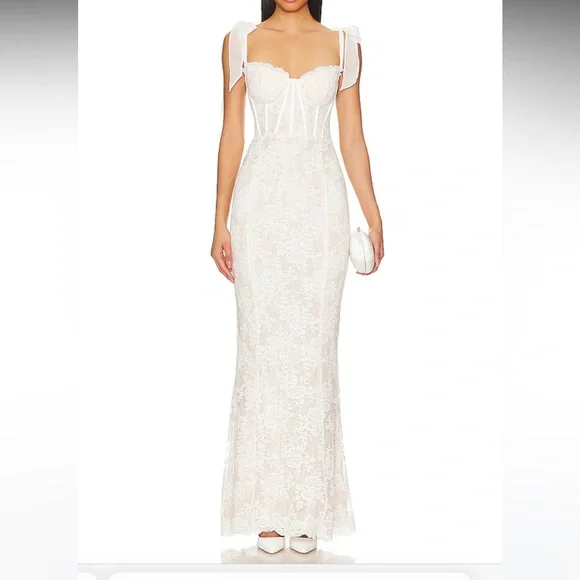Romanza Gown in White Chantilly Lace V. Chapman - Picture 1 of 5